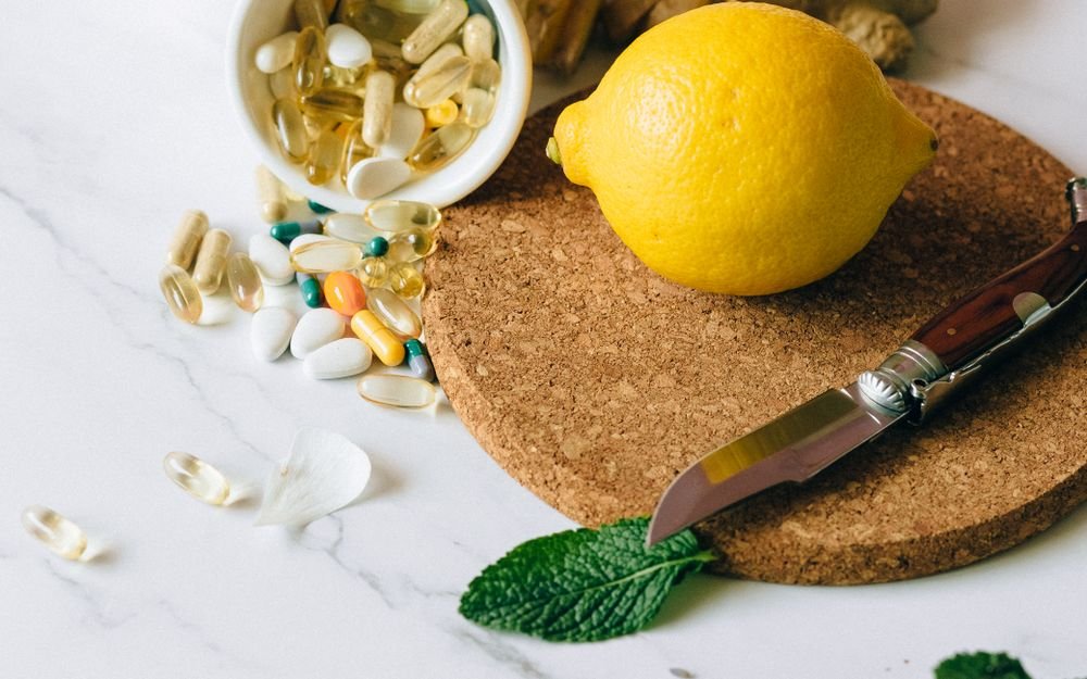 Natural nerve-support supplement capsules with lemon, ginger and mint ingredients